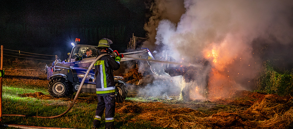 Am Abend des 27. August 2024 wurde das THW Pfaffenhofen zu einem Einsatz nach Gebrontshausen alarmiert. Anlass war ein Brand in einer Scheune, in der große Mengen Stroh gelagert waren.