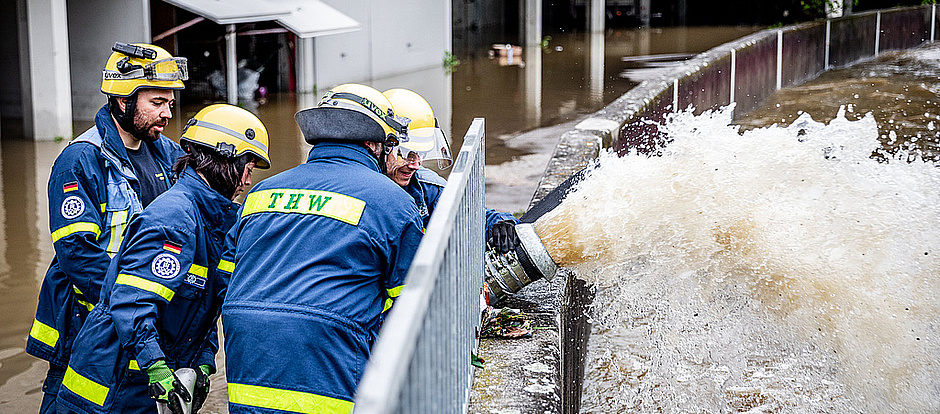 Seit Samstagmittag befindet sich das Technische Hilfswerk (THW) Pfaffenhofen im vollen Einsatzmodus, um den Folgen des heftigen Dauerregens im Landkreis entgegenzuwirken.