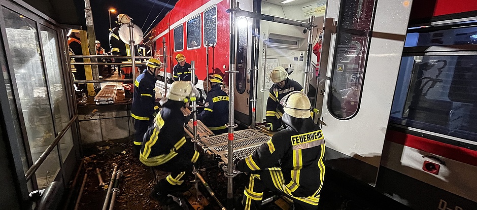 Am frühen Freitagnachmittag ereignete sich am Bahnhof in Reichertshausen ein Zugunfall, bei dem ein ICE einen Regionalzug streifte.